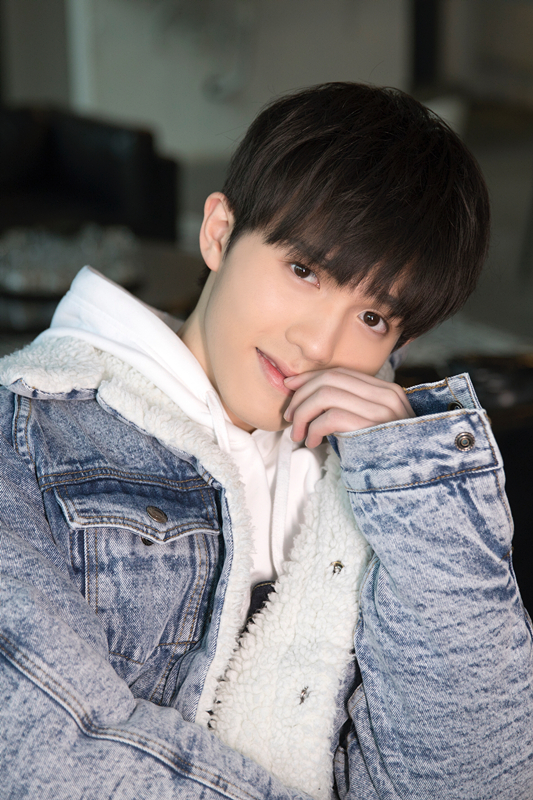 李昊曝时尚牛仔写真大片 颜值爆表气质清新