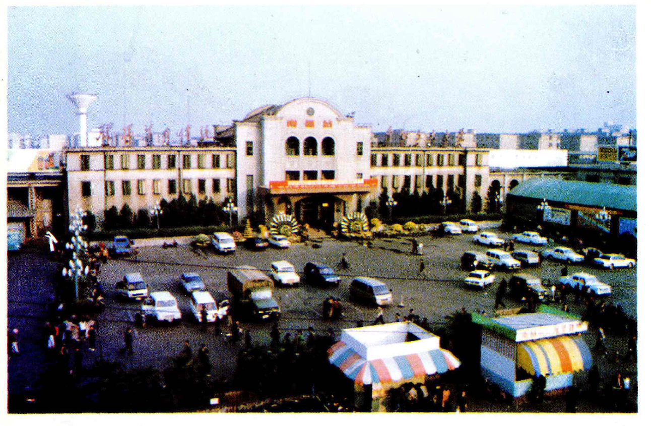 由南昌铁路分局 - 南昌铁路分局提供给 王杰 编 (1994.12) 《江西省志·江西省铁路志》, 中共中央党校出版社, pp. 彩图 ISBN: 7-5025-3.,公有领域,https://commons.wikimedia.org/w/index.php?curid=42066728