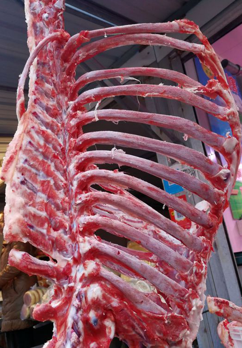 农村大集店主把羊剔成骨架卖,羊骨架全副8块钱一斤遭哄抢!