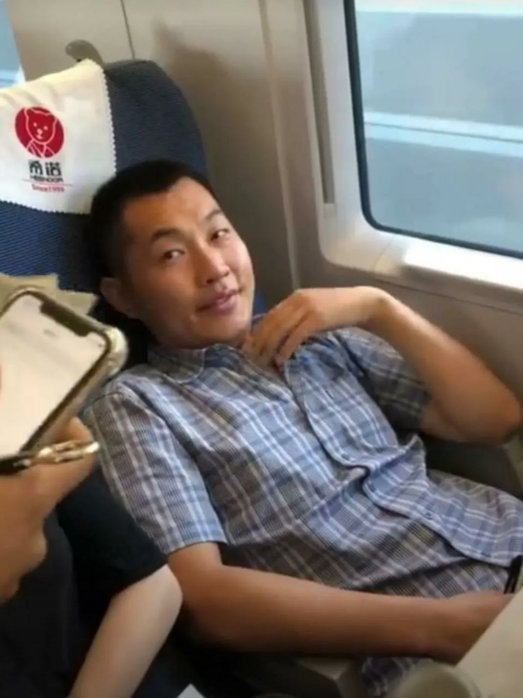 高铁耍赖占座男子遭网友谴责,如果换做是你座位被占,该咋办?