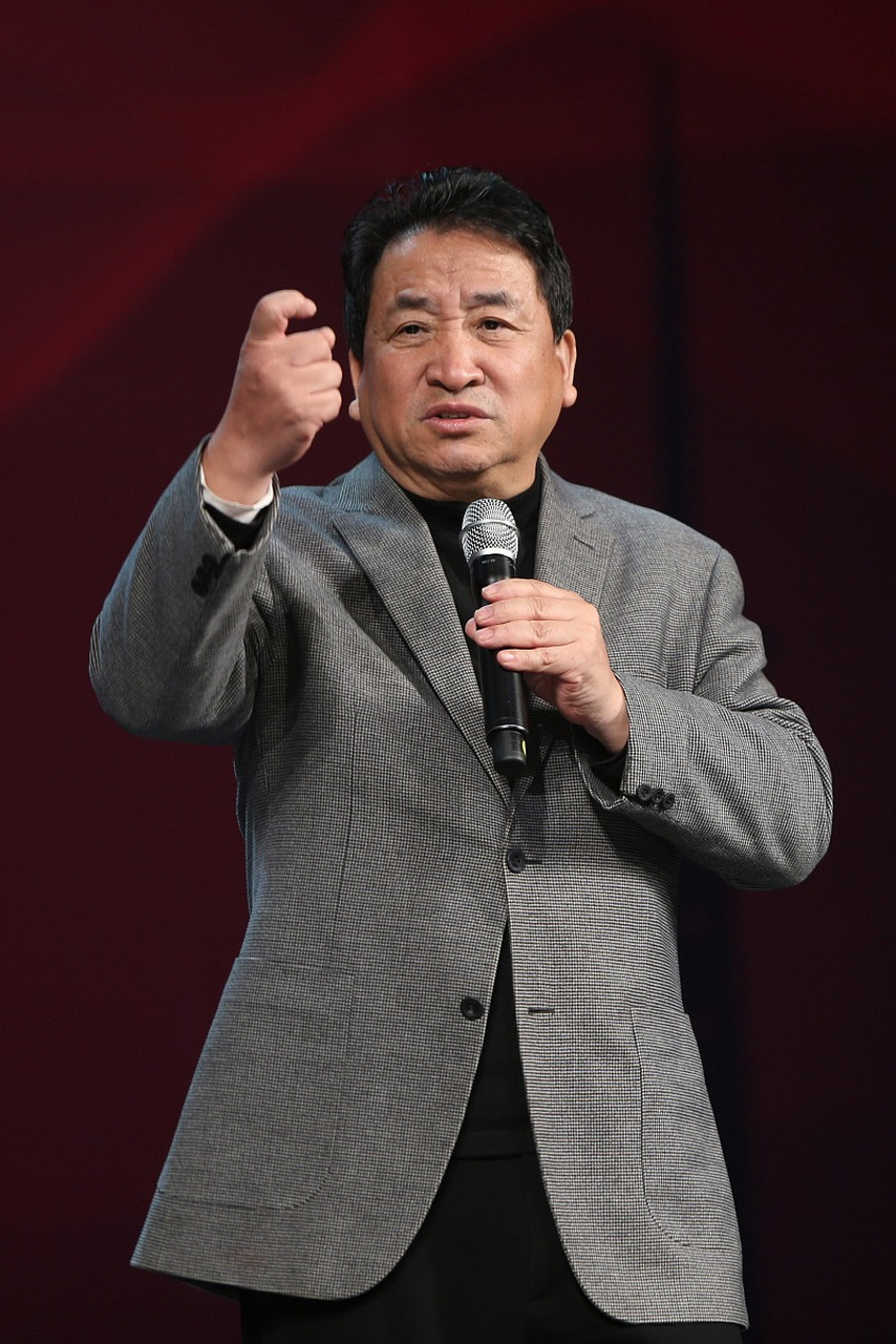 有一次,姜河看到有寻亲网站时,就对姜昆说:"爸爸,我想找到自己的