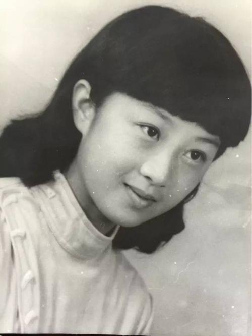 鞠萍年轻时的照片图片