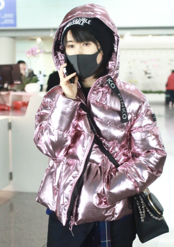 王子文戴口罩穿粉色羽绒服现身机场,出门急两只脚穿不同颜色的鞋