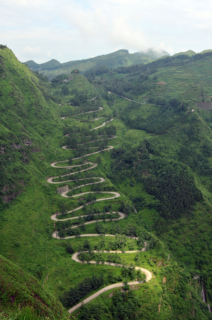 数千只火把点亮二十四道拐#   在贵州省晴隆县的彝族火把节前夕,8月9