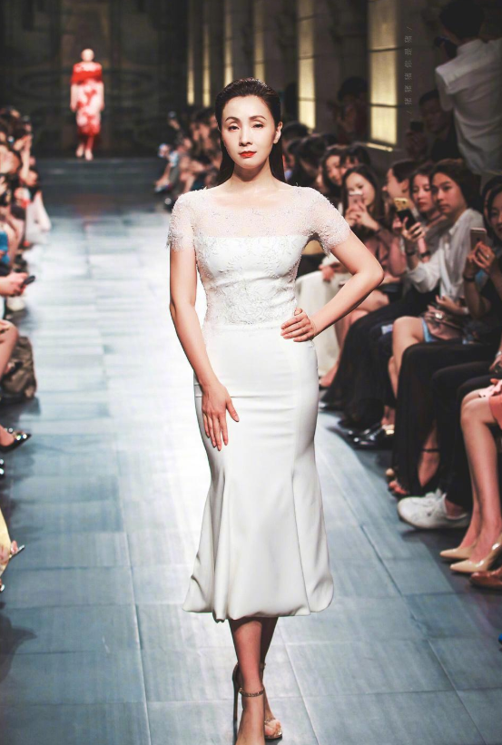 范冰冰陶虹为了美拼了!同穿高定礼服,到底是谁更胜一筹?