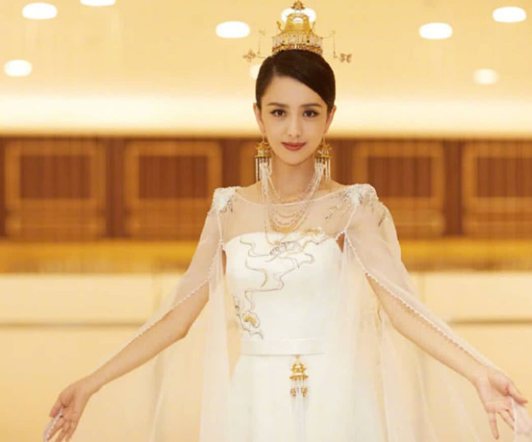 佩戴皇冠的女星,热巴像王妃,赵丽颖像仙女,最后一个是女神