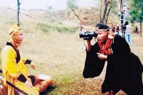 旧版西游记未播花絮,唐僧蹲着抽烟,孙悟空光膀子乘凉