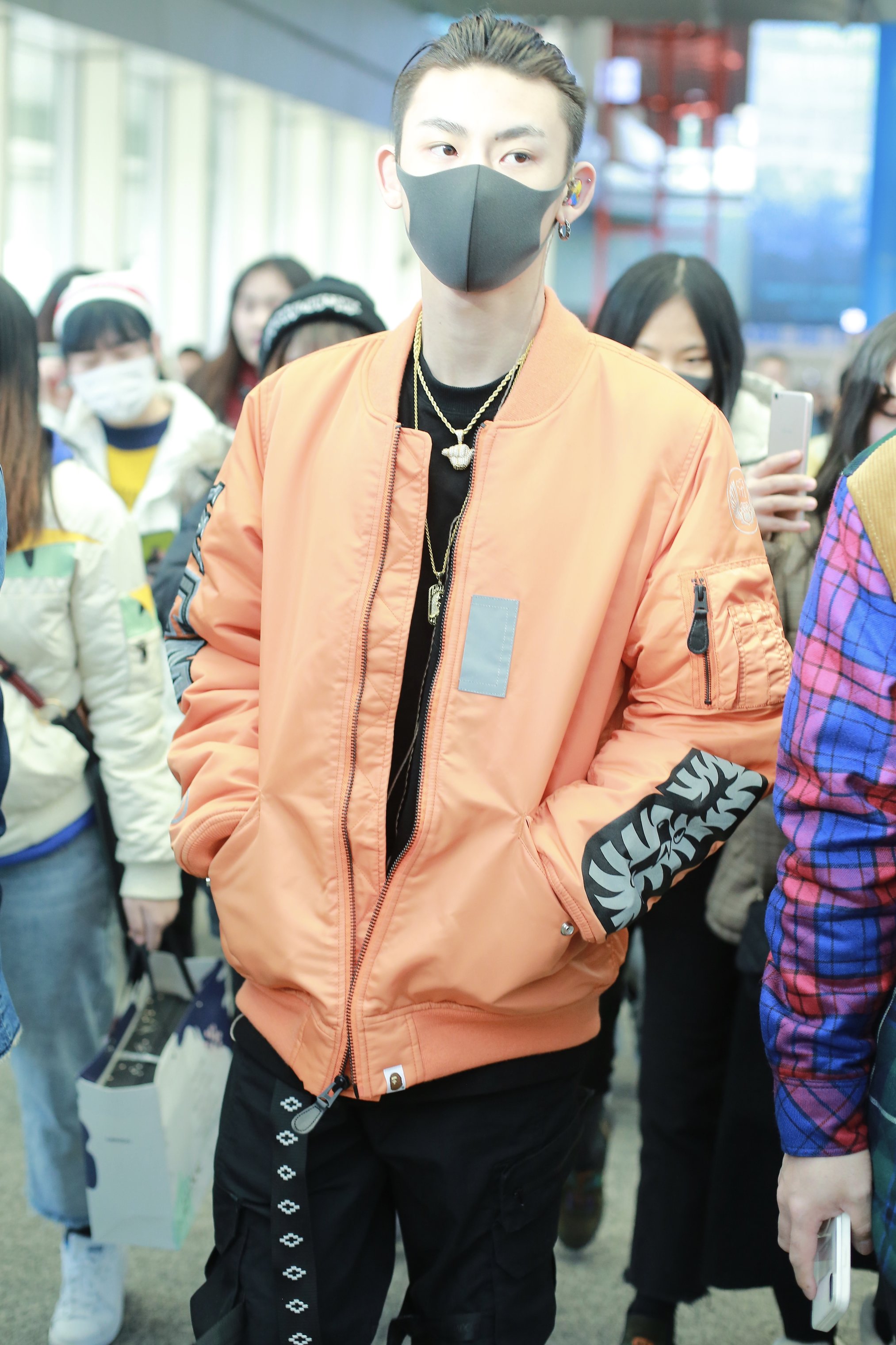 小鬼王琳凯马尾造型秒变"cool boy 口罩难遮精致轮廓帅气逼人