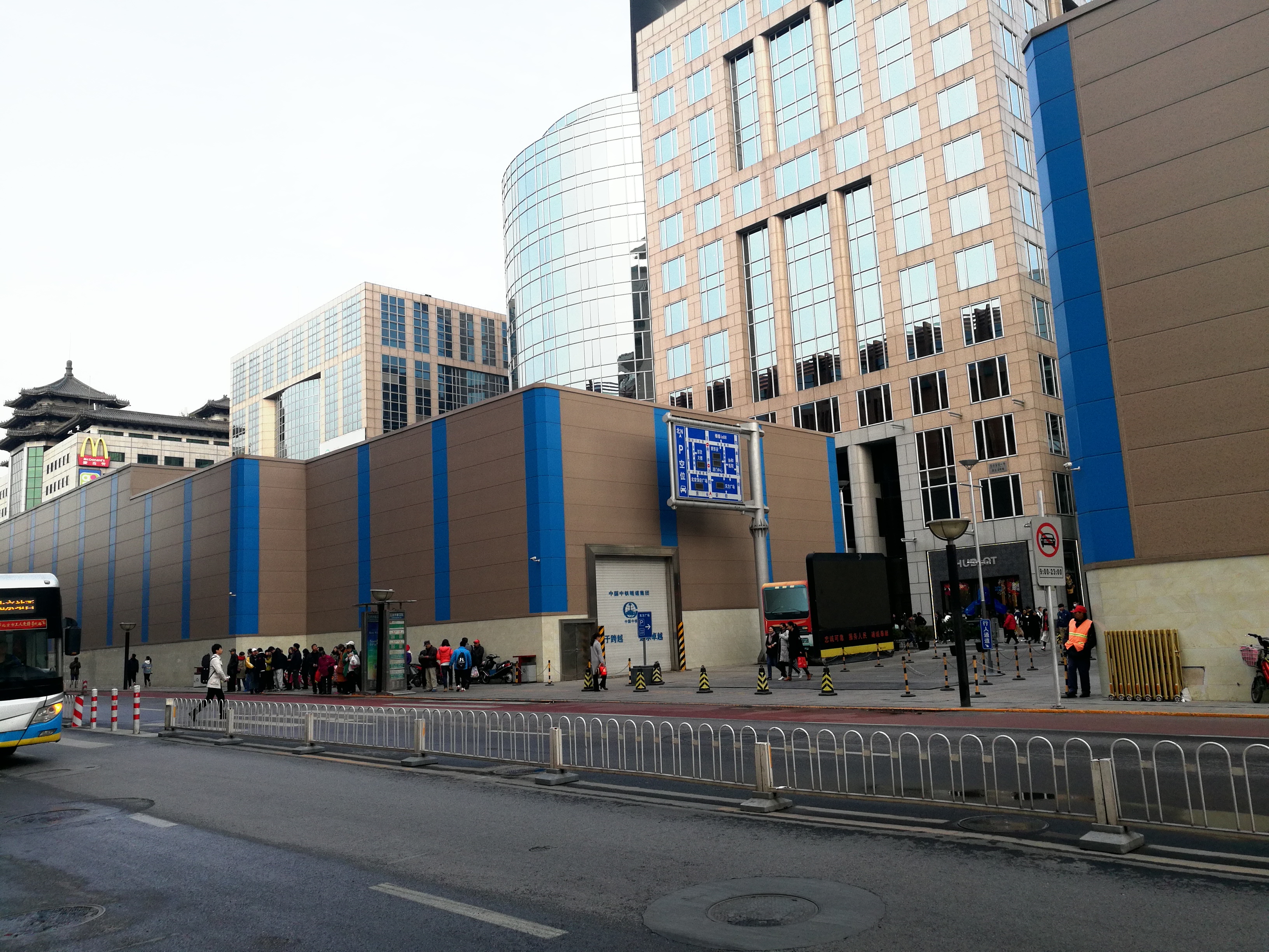 北京地铁8号线王府井站:北侧接近大纱帽胡同,地下口位置不确定