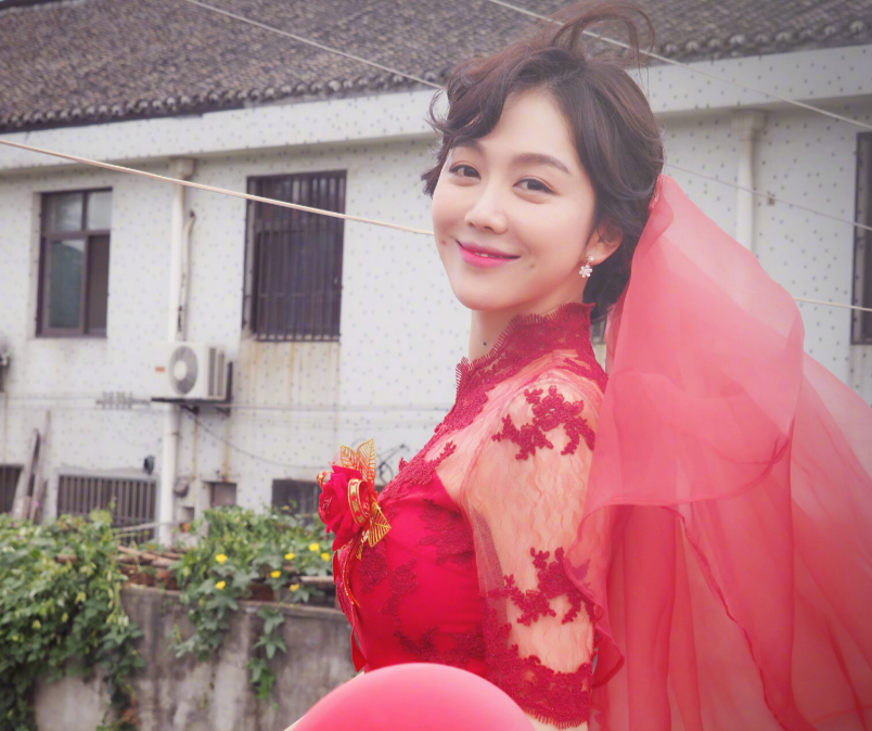 姜妍发晒穿婚纱的照片,吃瓜群众吓一跳,网友:还以为要结婚了呢