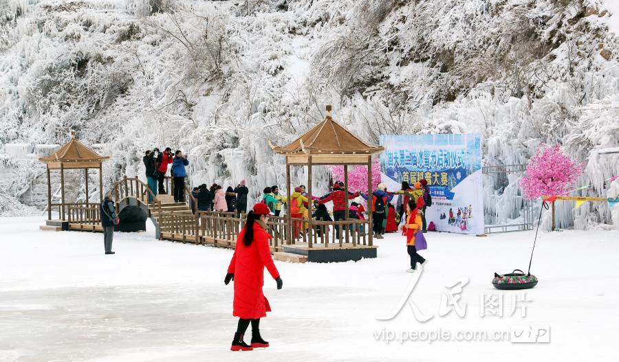 1月12日,在山西阳泉平定县娘子关镇第三届固关冰雪节上,游客在赏雪