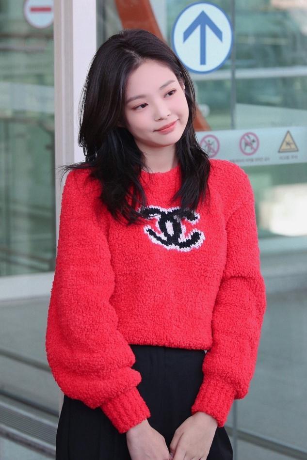 金智妮不愧是"人间尤物",穿搭风格时尚有范,软萌俏皮活力满满