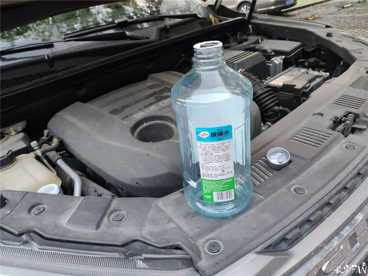 玻璃水自己加合适,还是到店里请人帮忙?别再弄错了