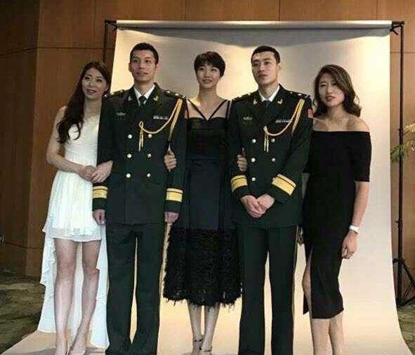 袁心玥13岁参军,军衔中尉!八一女排3大荣誉:敬军礼英姿飒爽