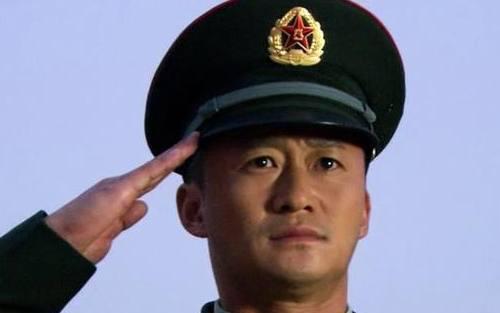 穿军装敬礼姿势最标准的几大男星,杨洋上榜,最后一位成"绝唱"