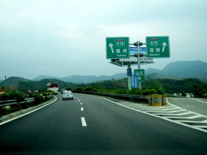 广东高速迎"五一"客流高峰,46处服务区车流客流大