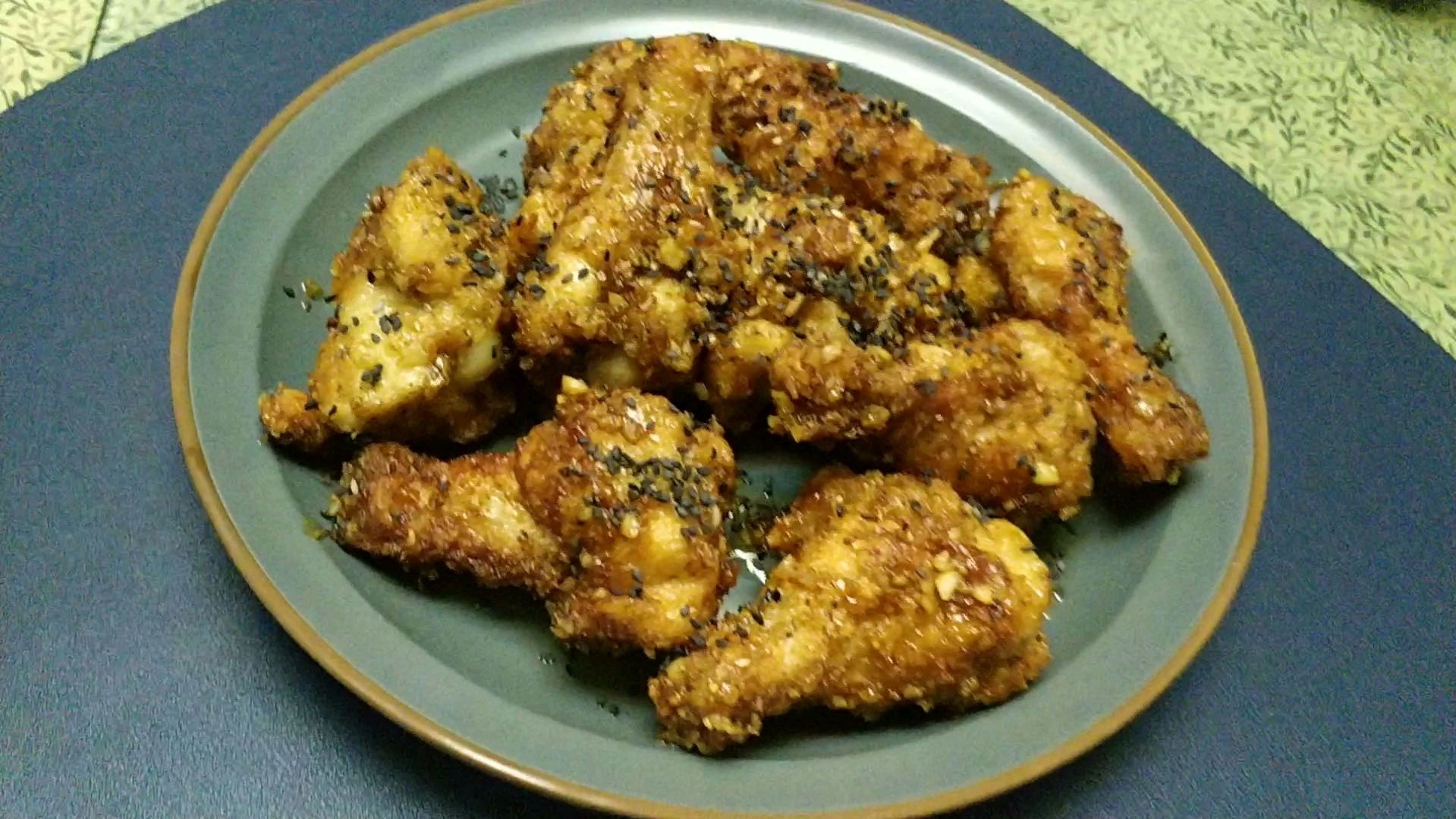 鸡翅这样做,外酥里嫩柠檬汁蒜香,夹杂蜂蜜的香甜味浓厚重