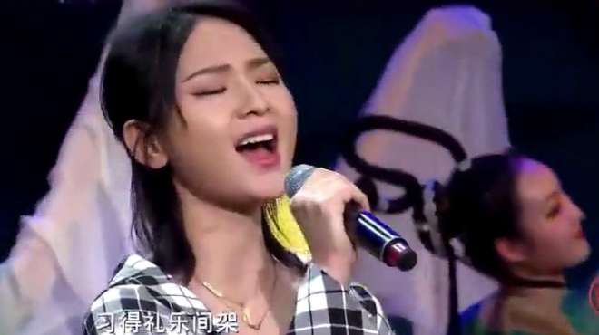 [图]周笔畅现场深情演唱的《凉州忆》，歌声真是甜美啊！