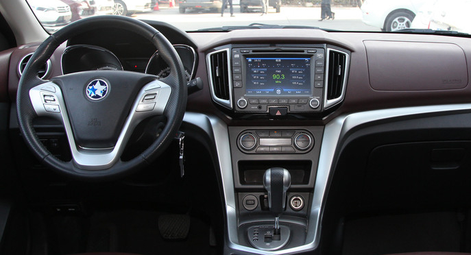 这台启辰t70x车的中控台算是最完美的了,操作上手很容易,其次,这台车