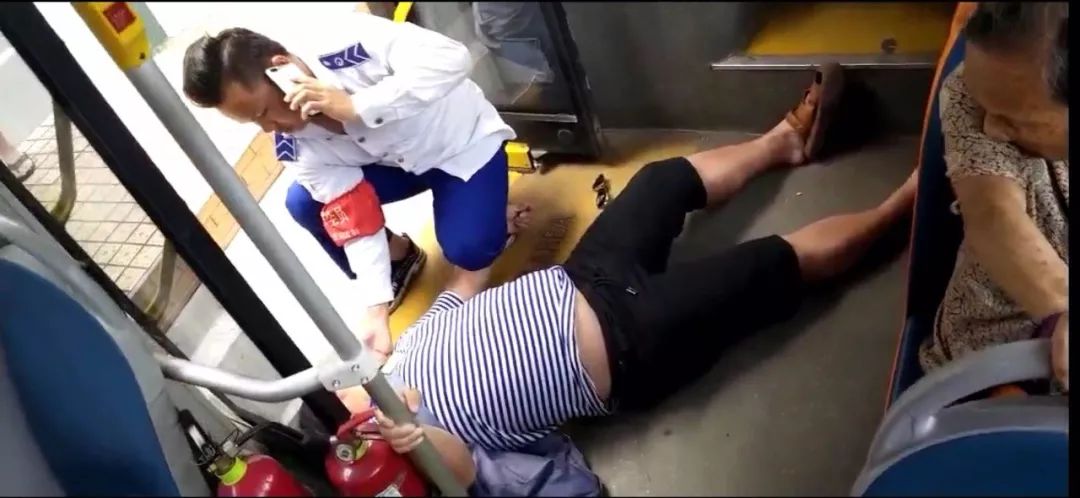 "柳州最帅公交司机!"1路公交车上乘客倒地抽搐,年轻司机果断施救!