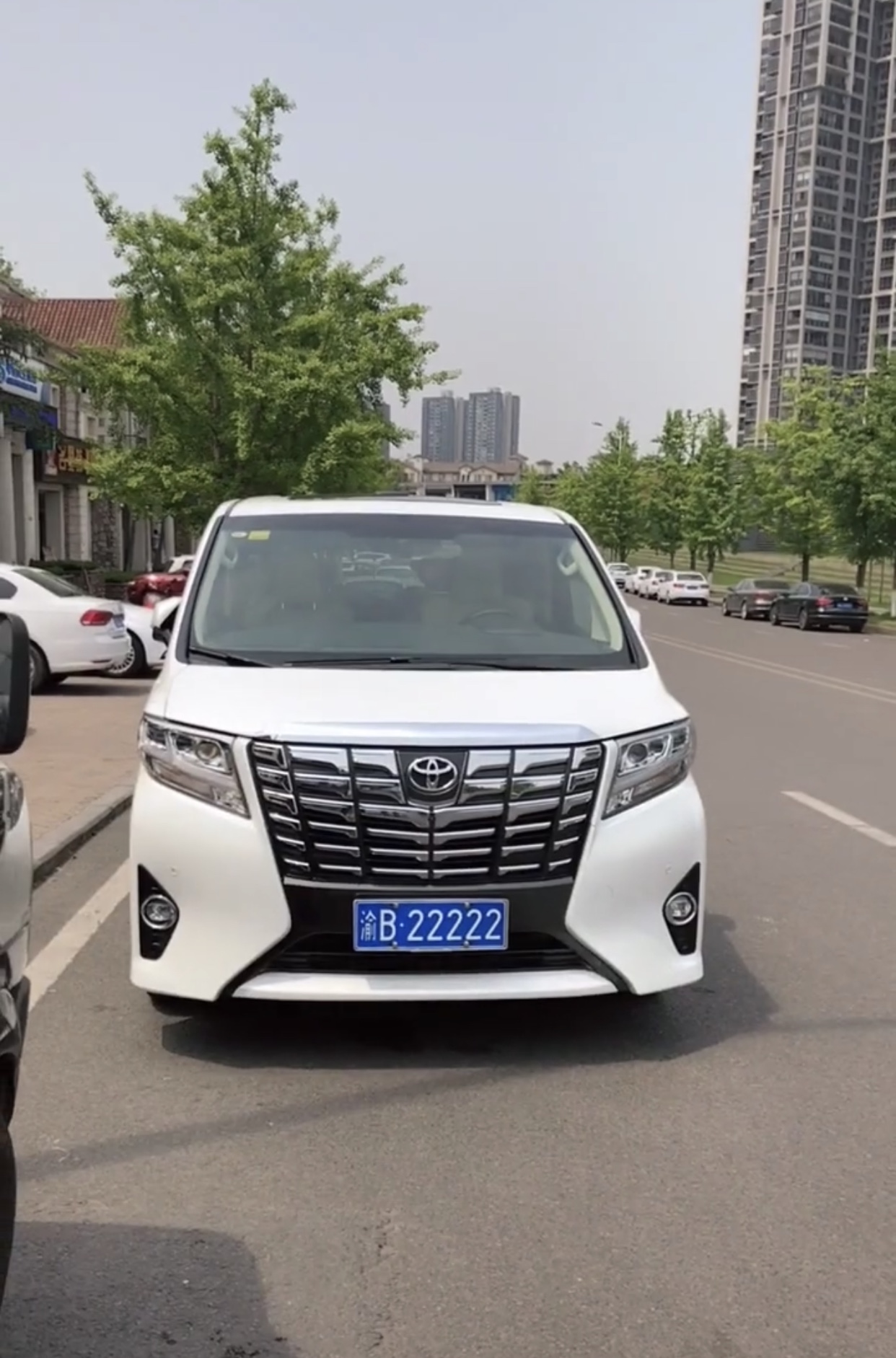 重庆偶遇一白色面包车,车牌太吸睛,网友:6个缸的面包车怕不怕