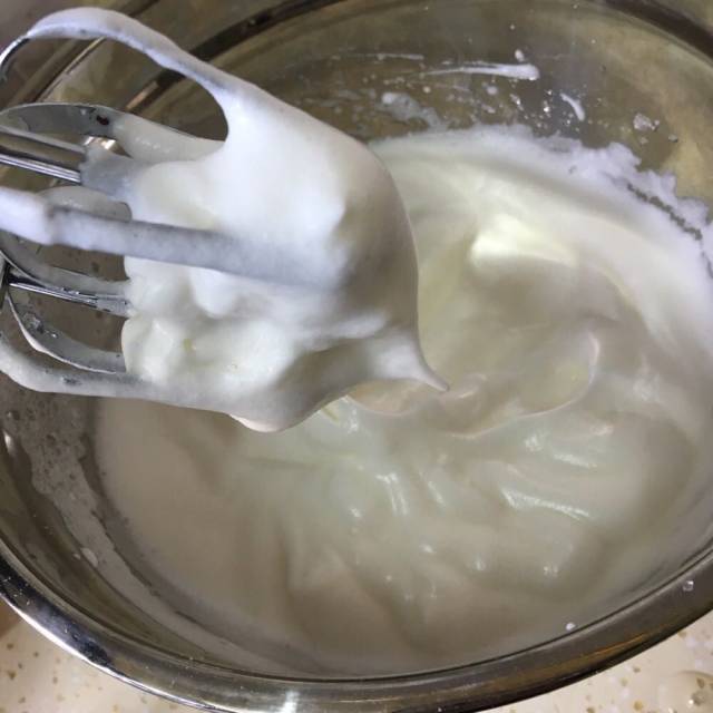 第7步,蛋白打发至完全状态,提起时能定型.