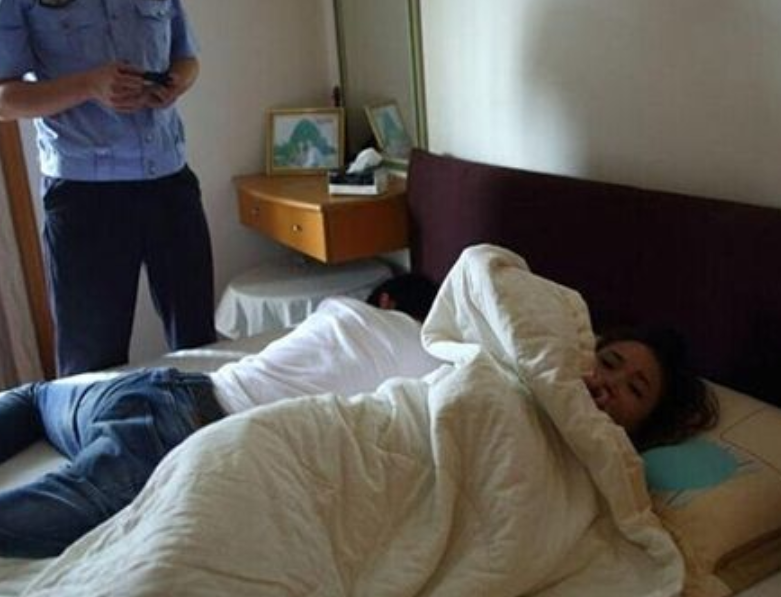 女子醉酒回家就睡,隔天醒来发现衣服凌乱,男房东:不关我事