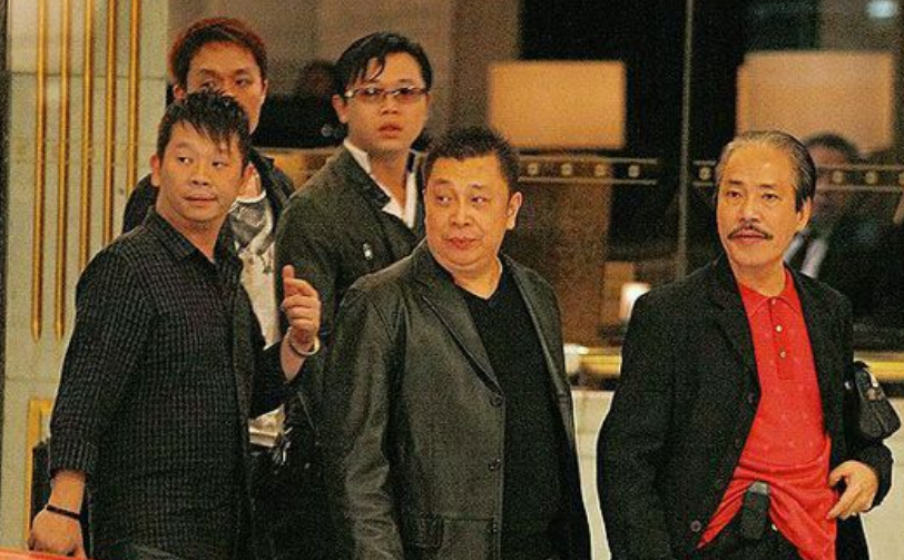 他绰号"白头仔,曾被300人追杀还淡定竖中指,晚年却吃斋念佛