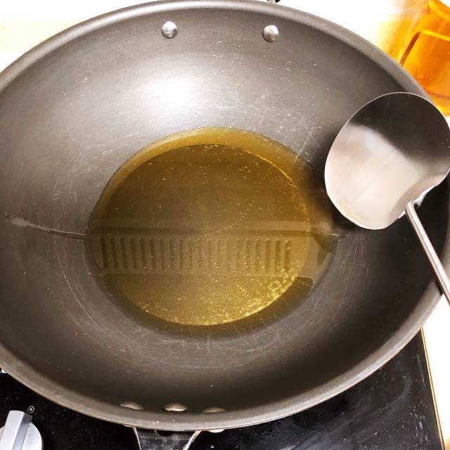 烧热油锅.一定要烧热油锅!