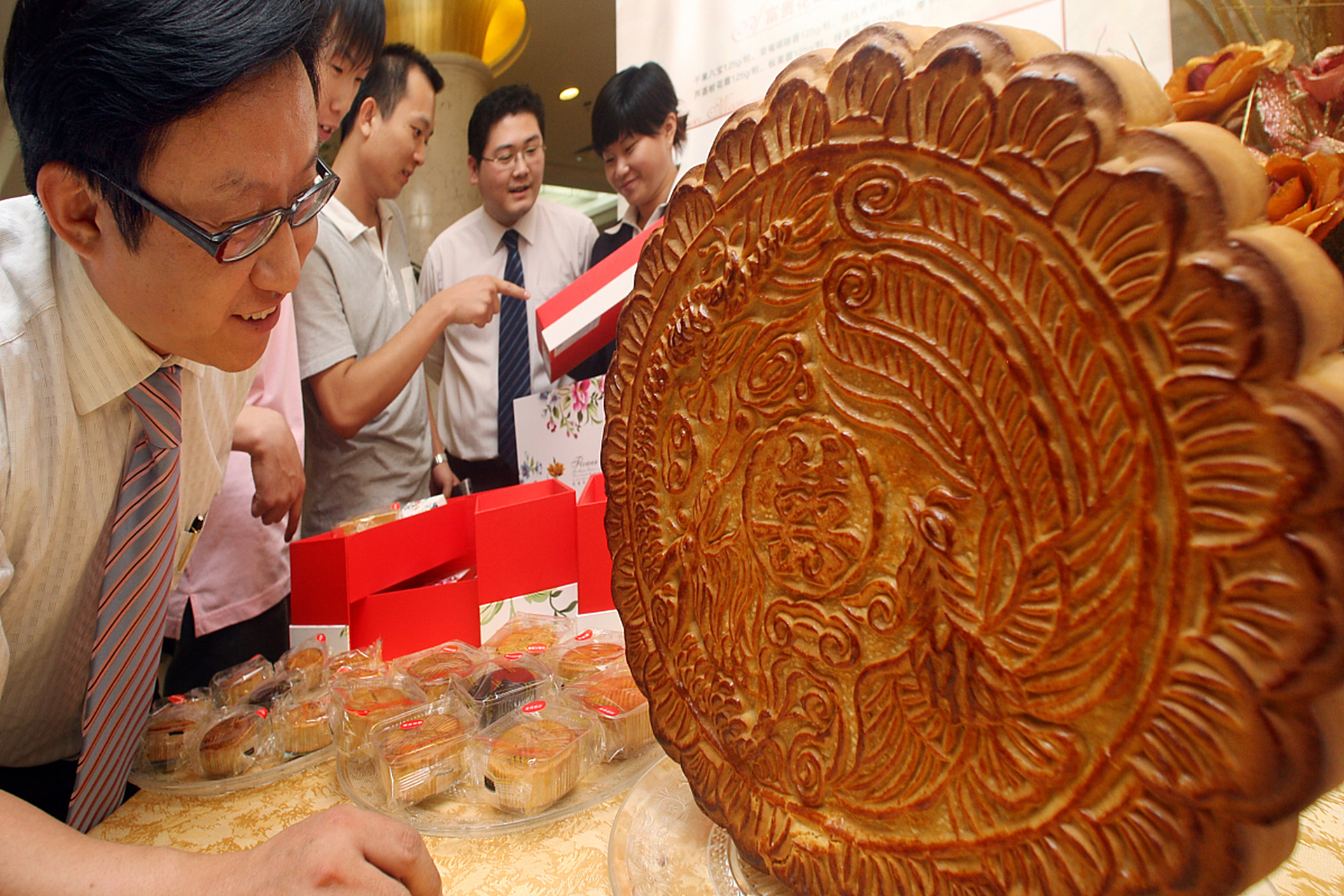 广东吴川市举办月饼文化博览会,签订销售合约金额达12亿元在广东吴川