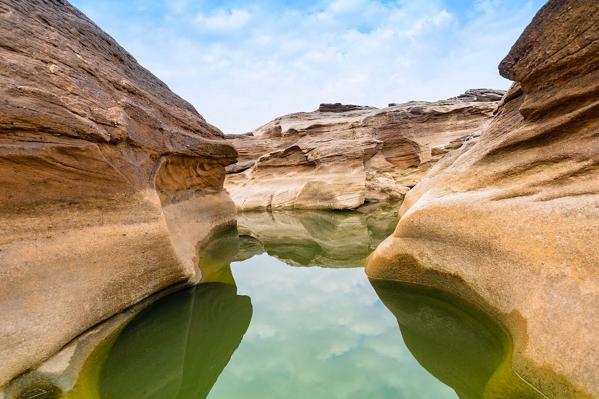 的一隅,有着一个神秘而美丽的地方,那就是敦煌阿克塞库木塔格美女泉