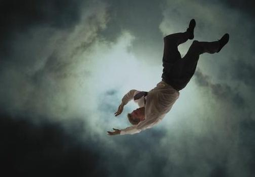 人在睡觉时突然抽搐一下,有种坠落感?可能是你身体出现了问题!