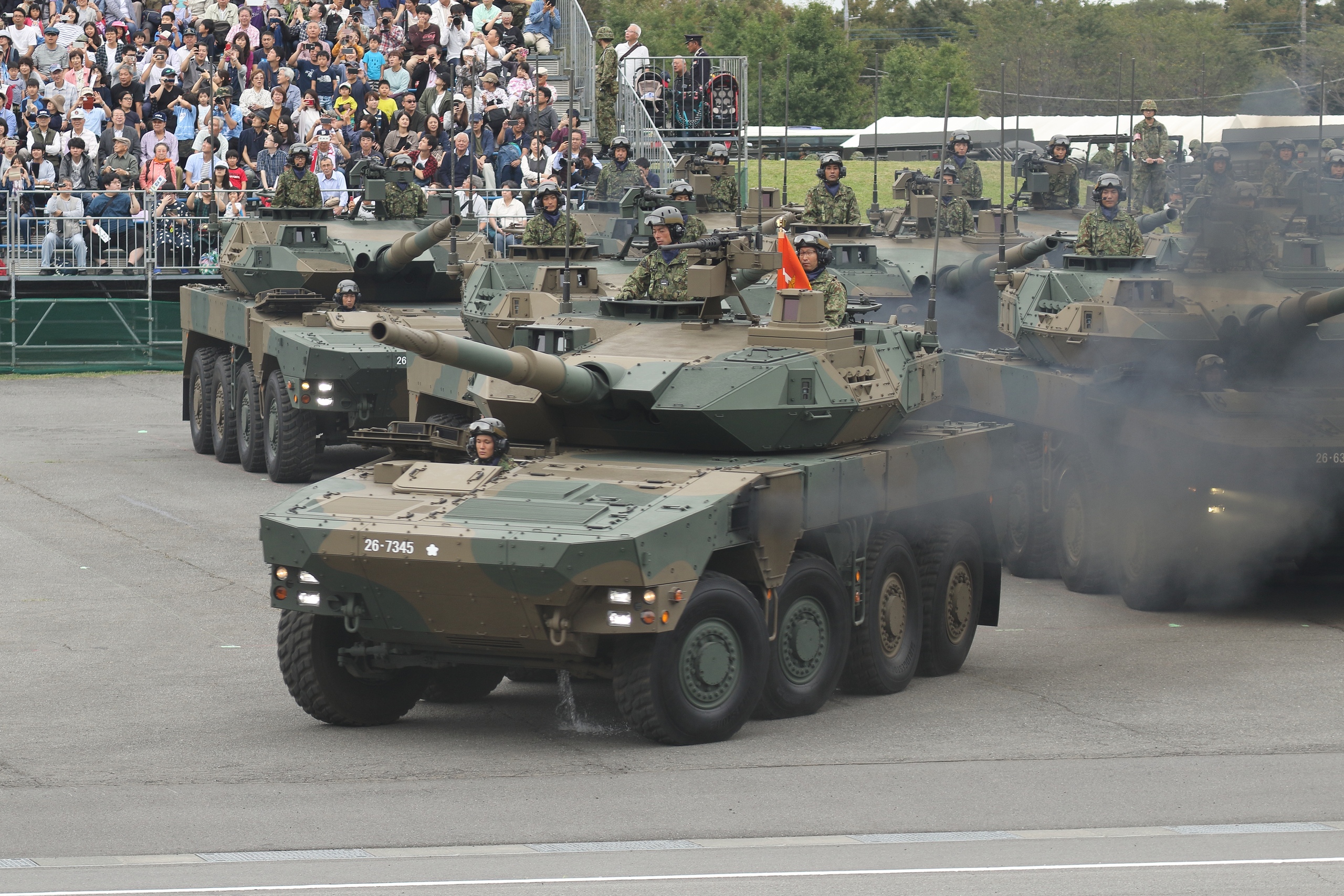 日本閱兵儀式現場,多種主戰裝甲車輛經過,現場濃煙滾滾!