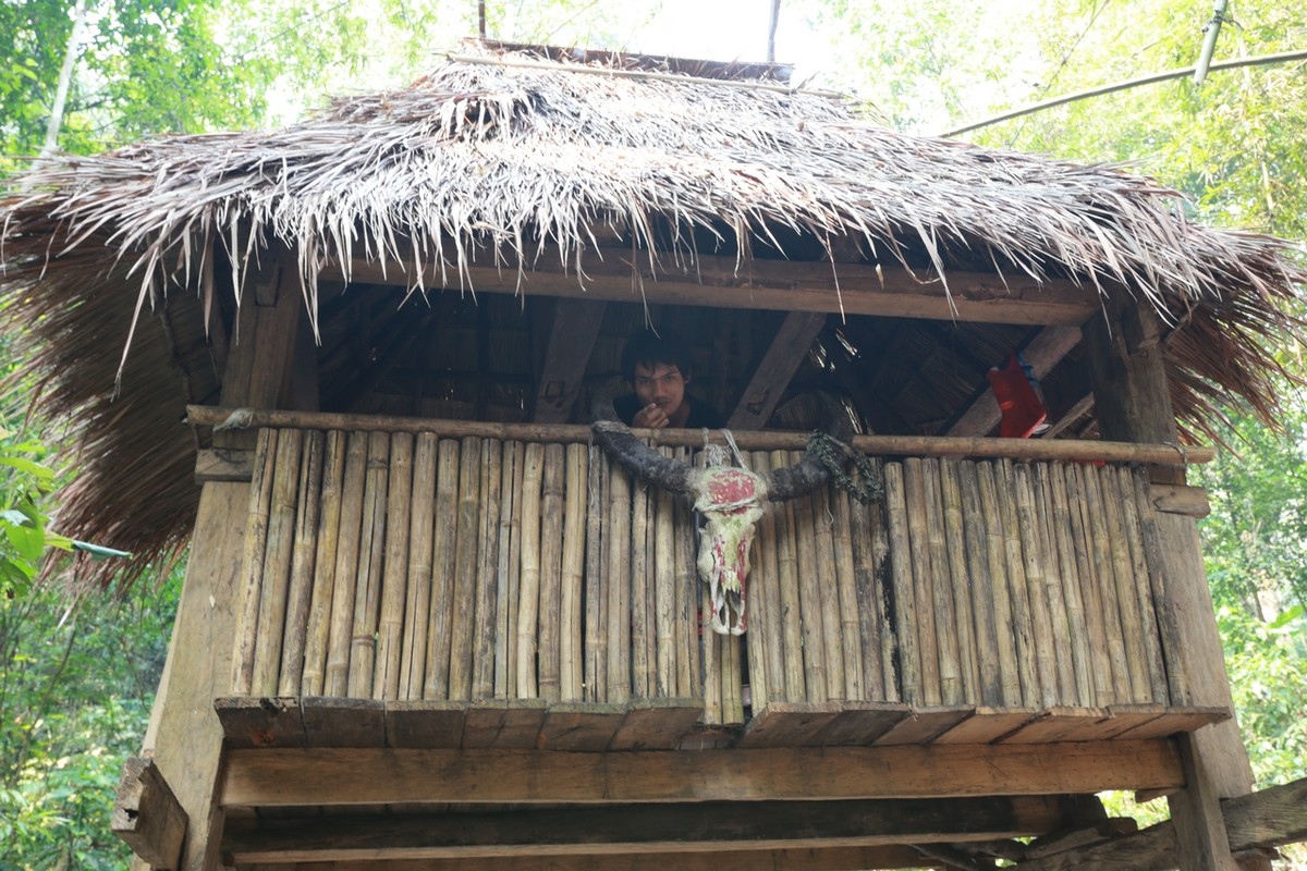 克木人没有文字,他们听不懂我们的语言,在打招呼的时候,是用手拍嘴巴