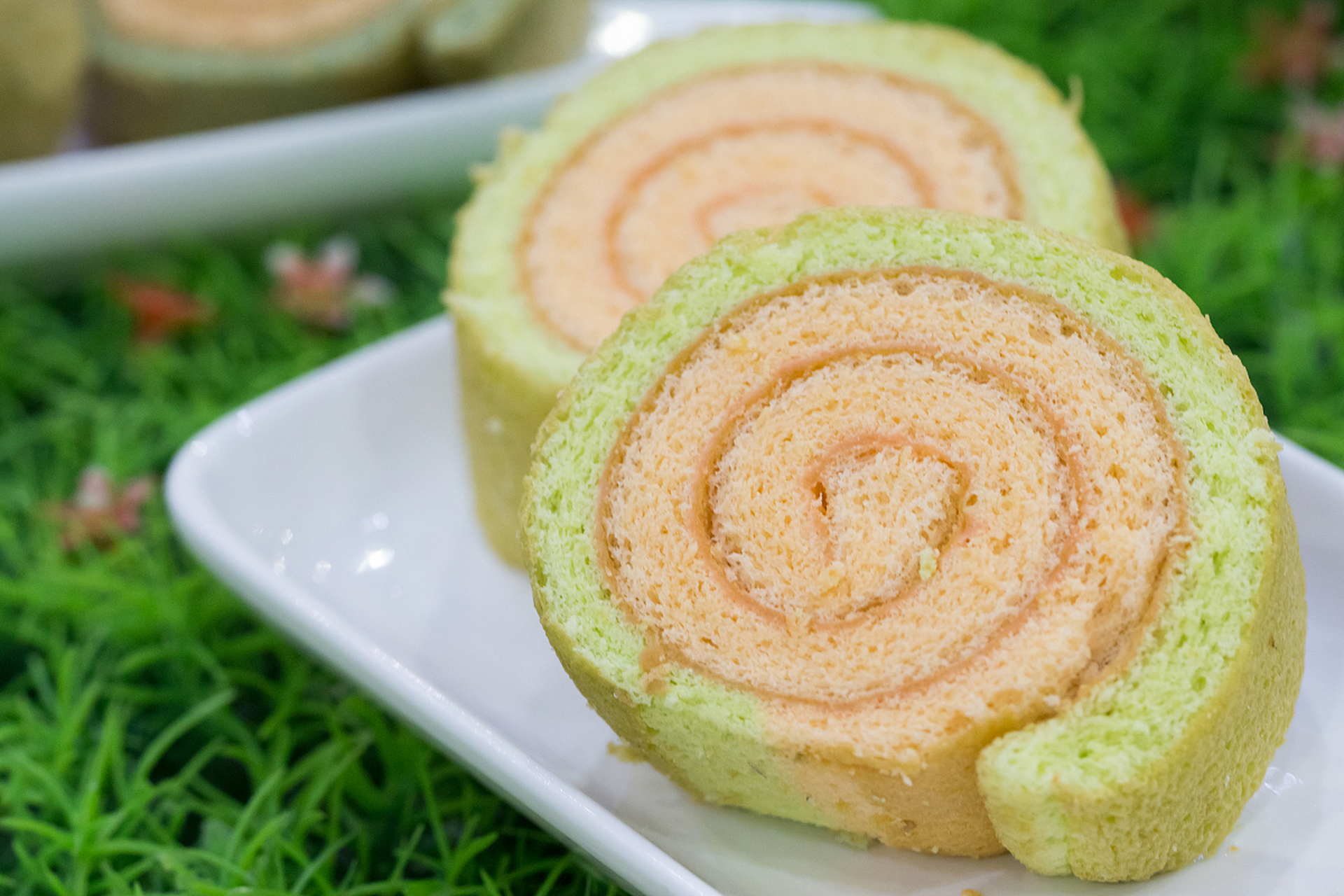 对于吃货来说,甜品就是情绪加油站 开心果青提蛋糕卷:食材准备:蛋糕卷