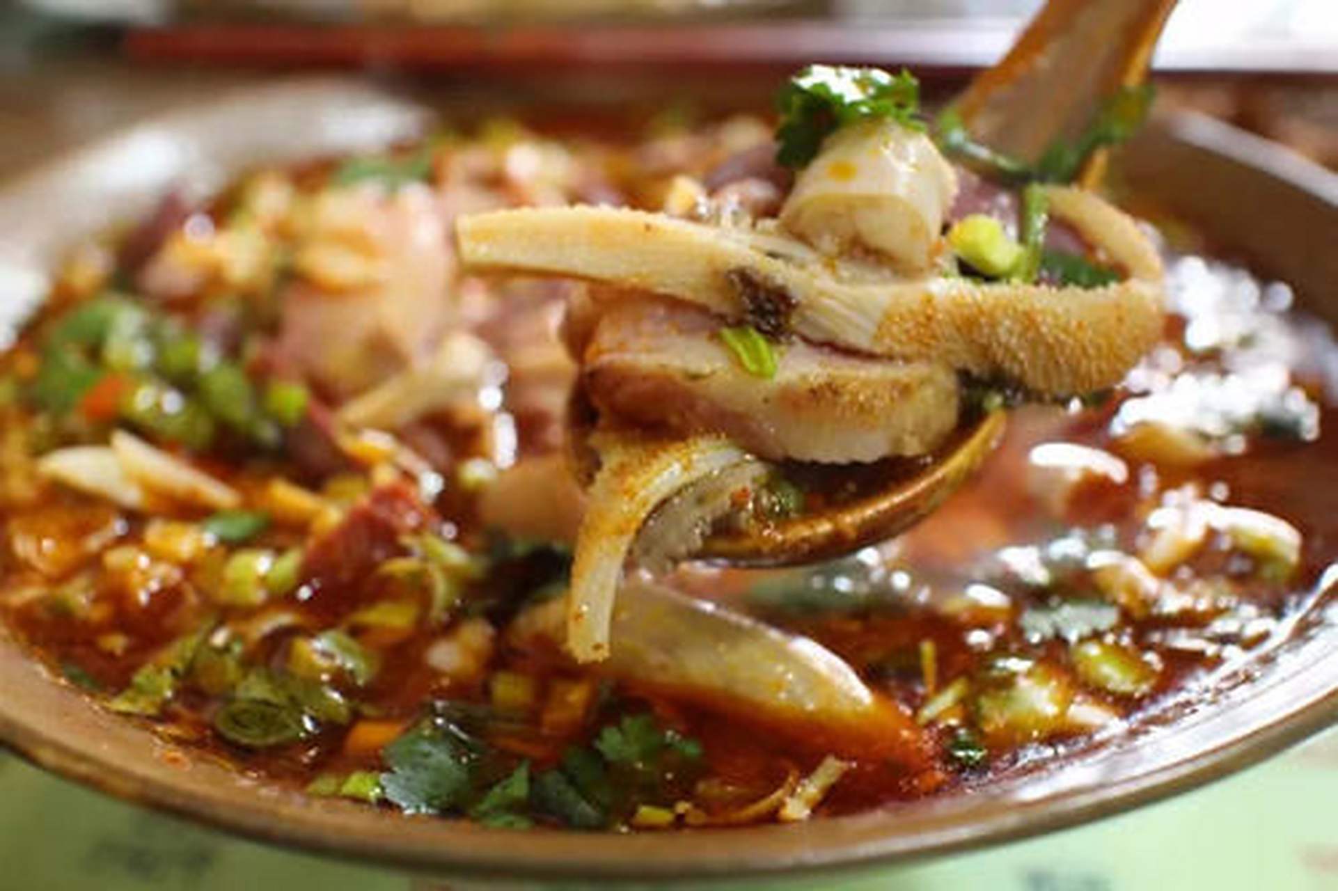 羊杂烂,发源于山西省新绛县著名的汉字小吃,是由羊骨架熬制成的上等