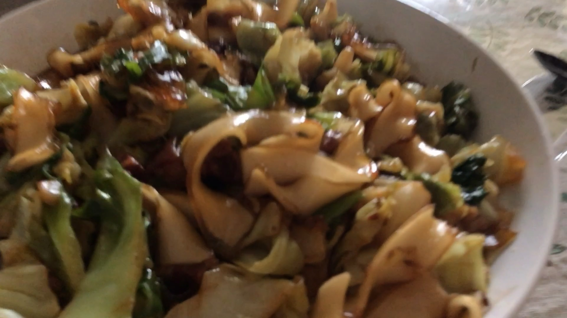 红烧肉炖粉条好吃又美味,家人都爱吃,饱饱的幸福满满
