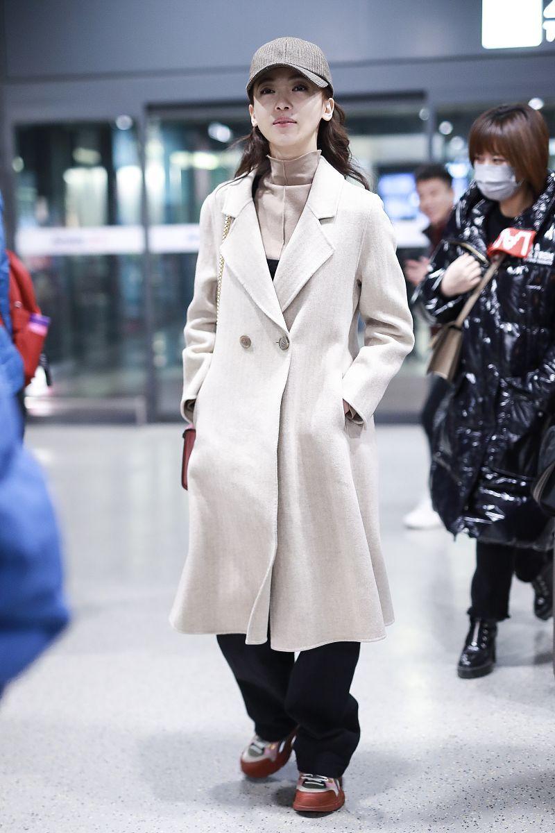 吴谨言浅色大衣配休闲老爹鞋,打造随性清爽美丽