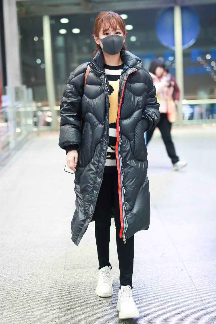 杨紫戴黑色口罩穿黑色羽绒服现身机场