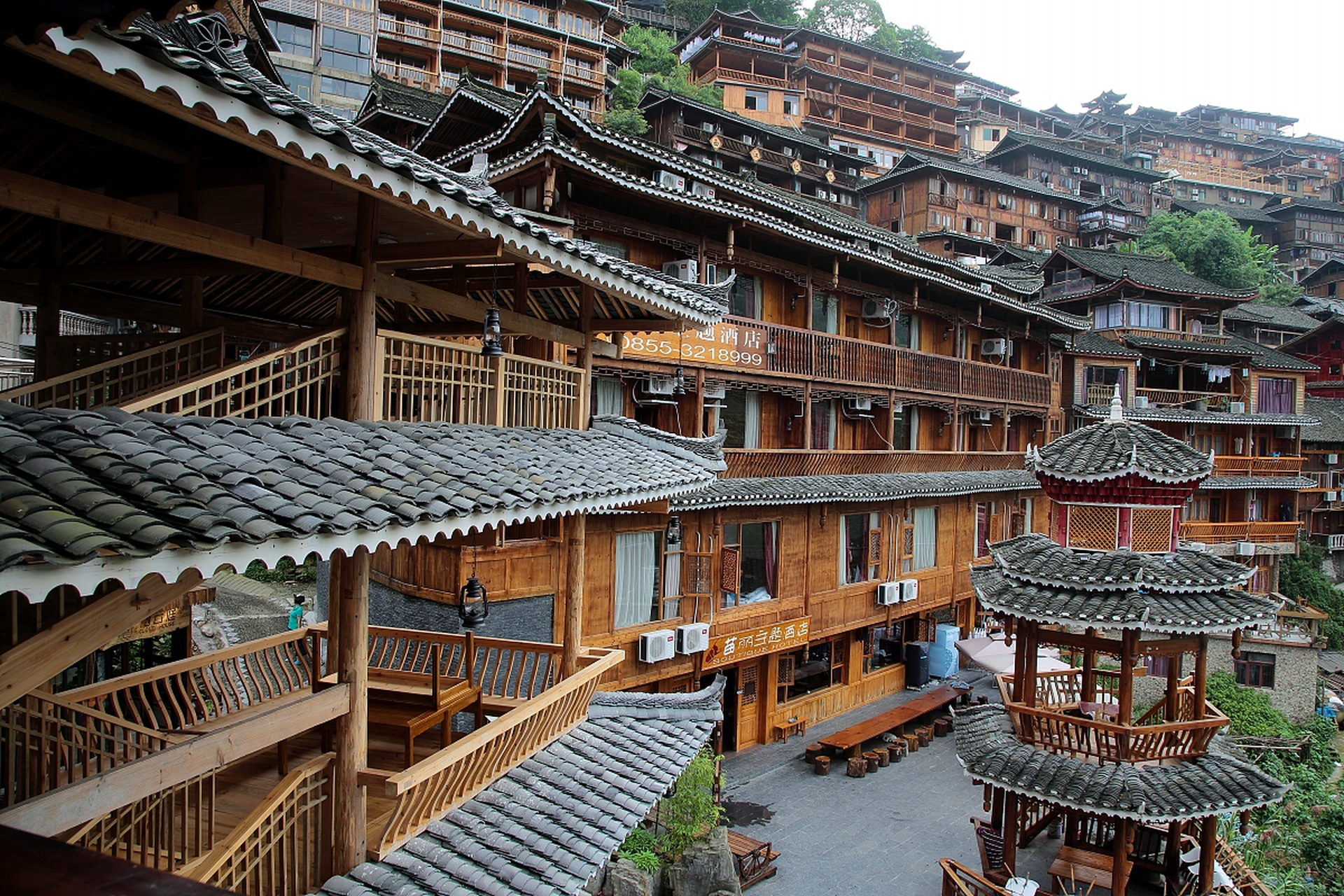 这是一个保存完好的苗族聚居村寨,位于贵州省黔东南苗族侗族自治州