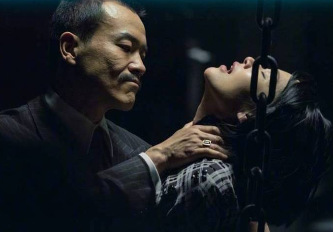 姜文电影#邪不压正#曝光一组许晴与廖凡地牢戏的剧照,充满戏剧张力