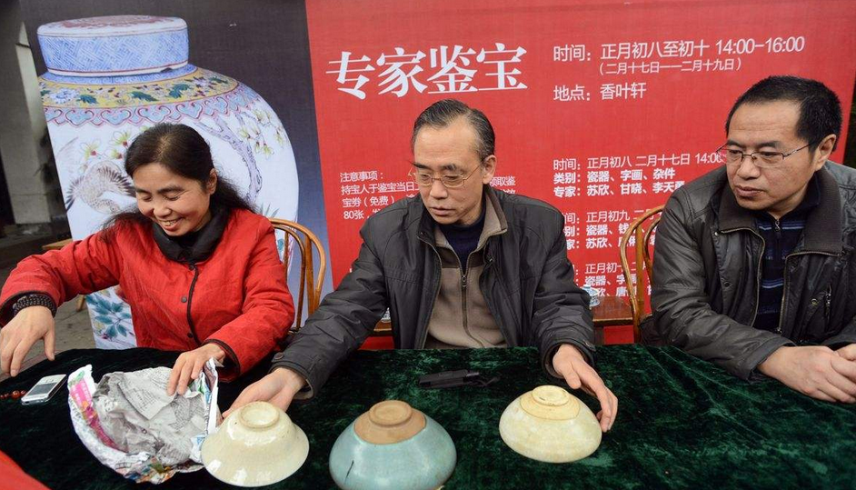 美女帶祖傳耳墜來鑑寶,專家看後情緒失控,哆嗦著問:你祖上何人