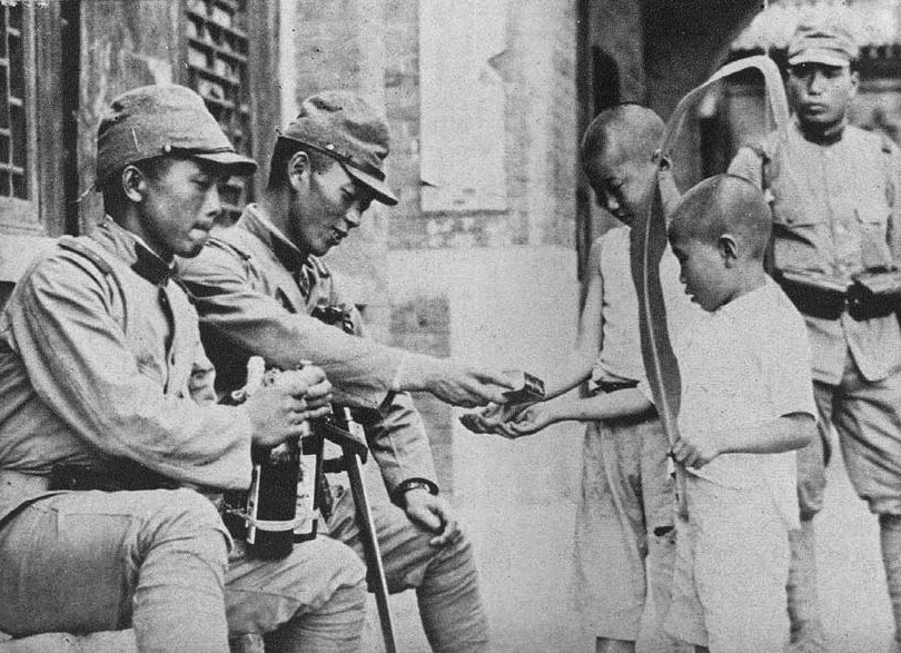 老照片:日本鬼子营造亲善画面,给两名饥饿孩子食物的日本鬼子!