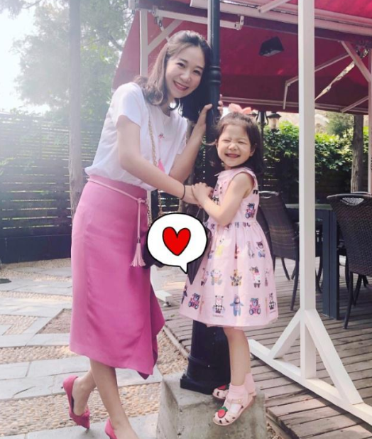 35岁奥运冠军陈一冰,如今创业成功当上总裁,妻子是翻译界美女