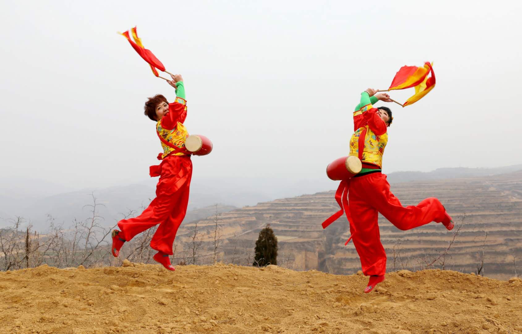 山西夏县古城角下的女子腰鼓队