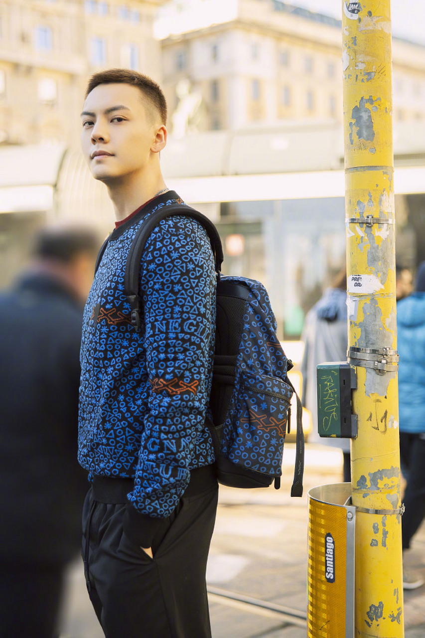 陈伟霆一组最新米兰街拍造型,蓝色印花毛衣和同系列双肩包在张扬着