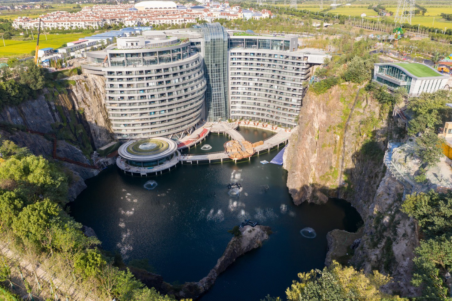 上海"深坑酒店"土豪的世界土豪的"坑"18层反人性设计思路