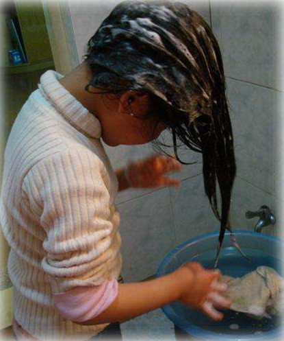 妈妈嫌弃女儿洗头太慢,看到孩子发量后,网友反驳:想纠正先剃了