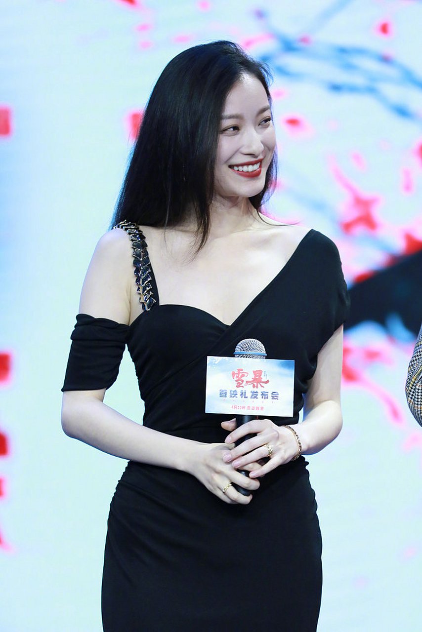 倪妮气质真绝了,一袭单肩小黑裙搭配红长直发,一颦一笑风情万种,撩发