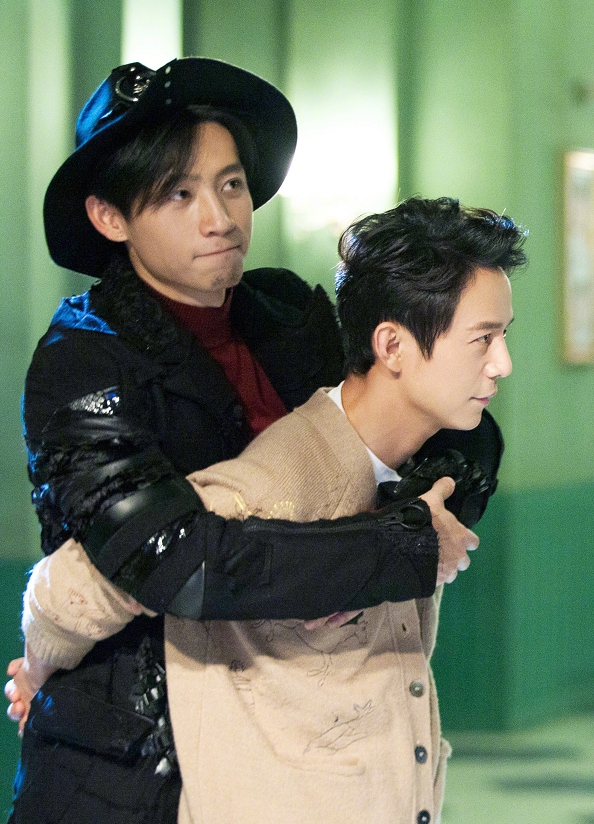 何炅微博调侃魏晨黑,被逼删微博重发,网友:太可爱了